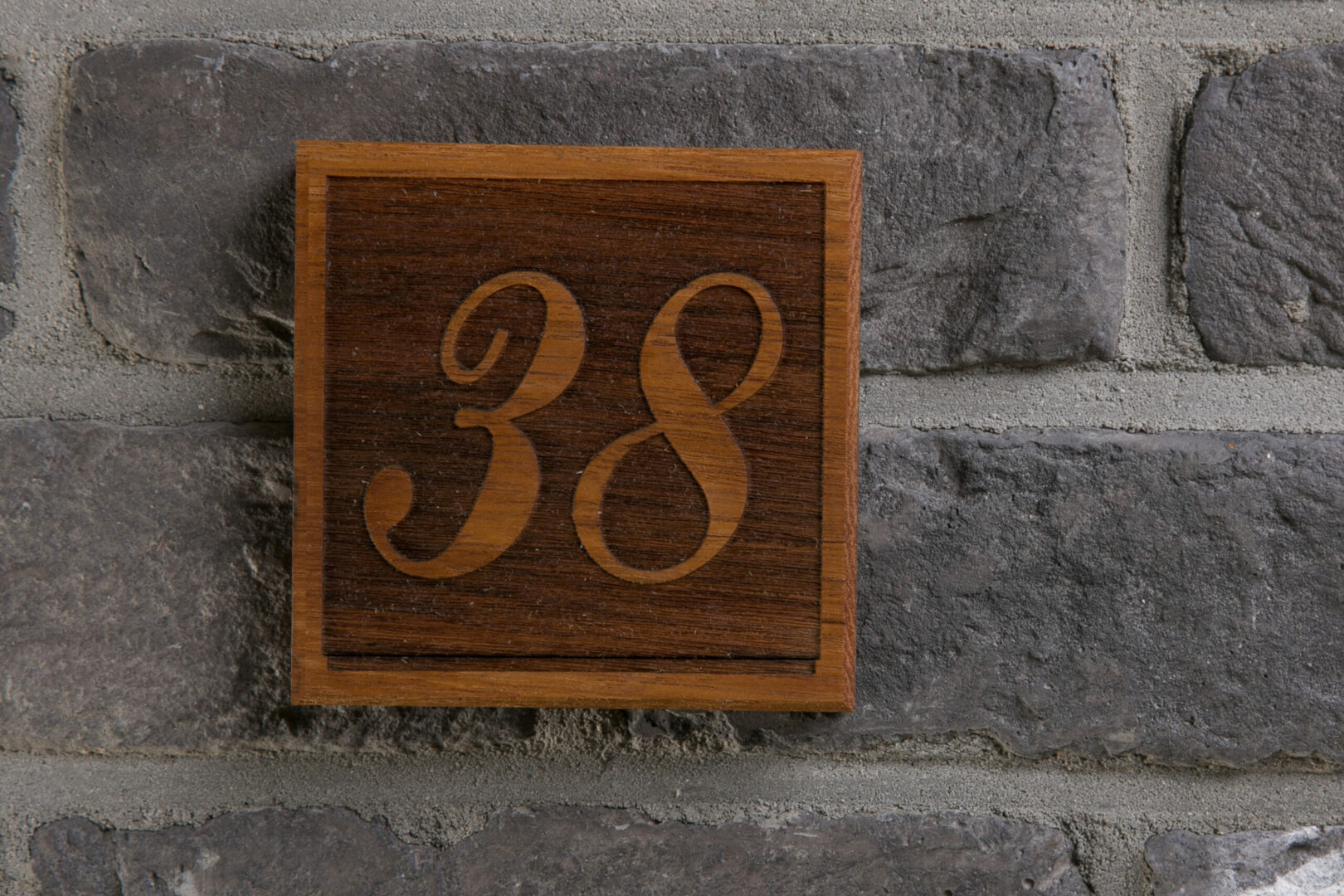 De unieke charme van een huisnummerbord van hout