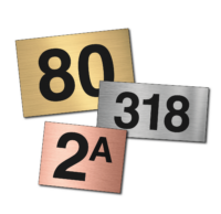 Huisnummer gegraveerd in metaallook kunststof – rechthoek