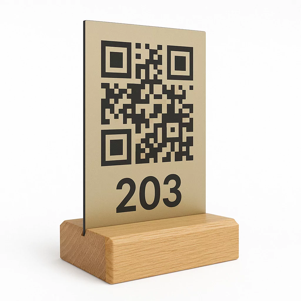 Houten houder van massief eikenhout voor QR-code tafelnummers in de horeca, verkrijgbaar in 6 x 6 en 8 x 8 cm.